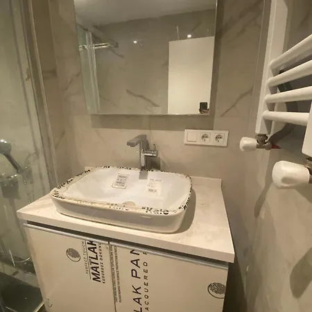 Bakirkoy Ahmet Bey Apartmaninda Daire Esyali דירה